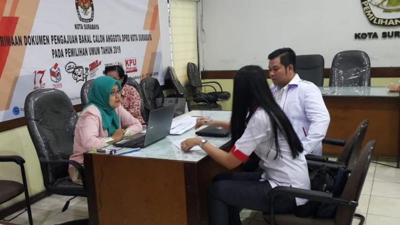 Perindo Jadi Partai Pertama Serahkan Berkas Bacaleg ke KPU Surabaya