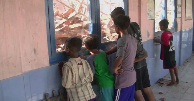 title Atap 3 Ruang Kelas SD di Subang Ambruk, Siswa Belajar Bergantian Atap 3 Ruang Kelas SD di Subang Ambruk, Siswa Belajar Bergantian