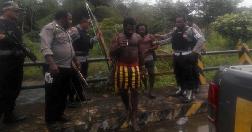 Polisi Sita Ratusan Senjata Tradisional Warga Kwamki Narama di Timika