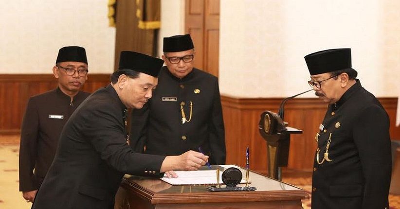 Gubernur Soekarwo Lantik Jumadi Sebagai Pj Sekdaprov Jatim