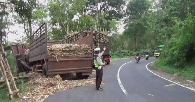 Rem Blong Truk Tabrak Pembatas Jalan di Hutan Gumitir, Sopir Tewas