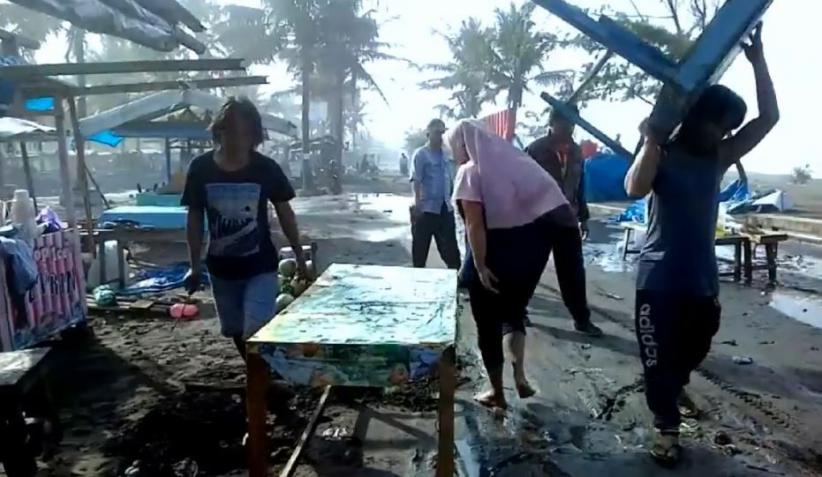title Gelombang Tinggi 6 Meter, Sejumlah Pantai di Kebumen Porak-Poranda Gelombang Tinggi 6 Meter, Sejumlah Pantai di Kebumen Porak-Poranda