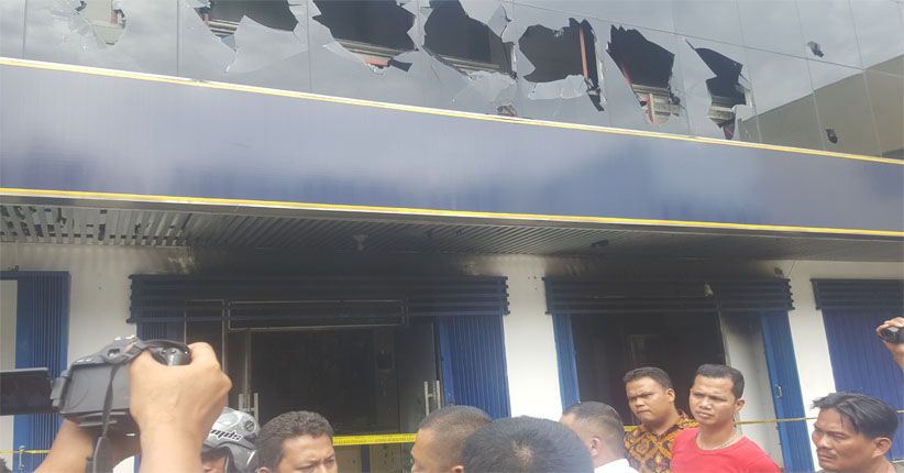 Nasabah Bakar Kantor Leasing Datang Bawa Bensin, Polisi Kejar Pelaku