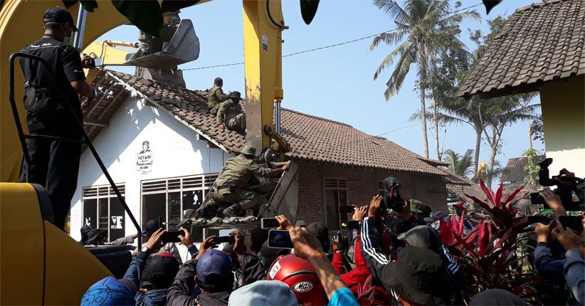 title Dramatis, Begini Aksi Warga Pertahankan Rumah saat Dibongkar Petugas Dramatis, Begini Aksi Warga Pertahankan Rumah saat Dibongkar Petugas