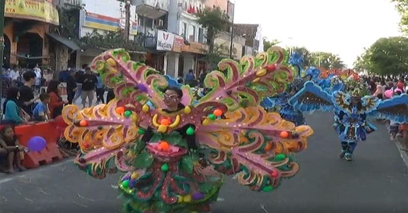 Topeng Raksasa Meriahkan Pawai FKY ke-30 di Malioboro