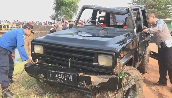 title Minibus Terjun ke Sungai di Subang, 1 Orang Tewas Minibus Terjun ke Sungai di Subang, 1 Orang Tewas