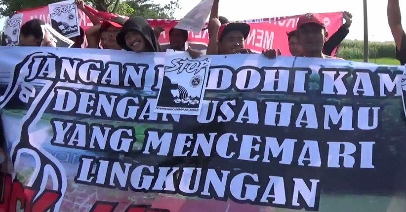title Sungai Dicemari Darah, Warga Demo Perusahaan Bebek Potong Sungai Dicemari Darah, Warga Demo Perusahaan Bebek Potong