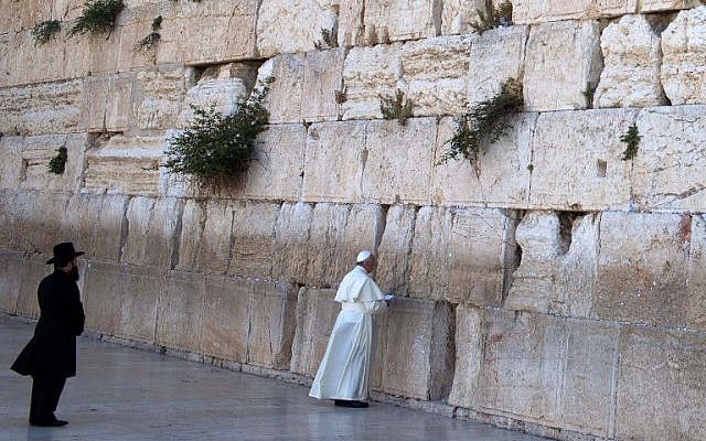 Batu Tembok Ratapan Runtuh, Pemerintah Yerusalem Tutup Lokasi