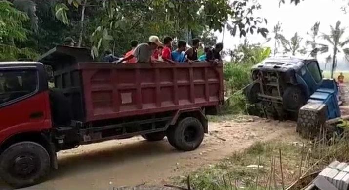Jembatan Tua Ambruk, Truk Angkut Batako Masuk Sungai di Pandeglang