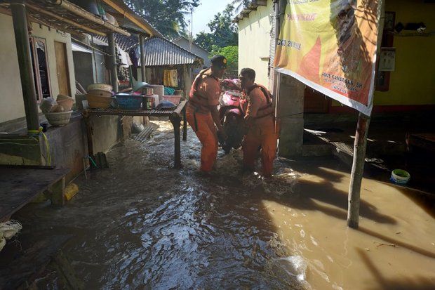 Lombok Barat Diterjang Gelombang Tinggi, 118 Warga Mengungsi