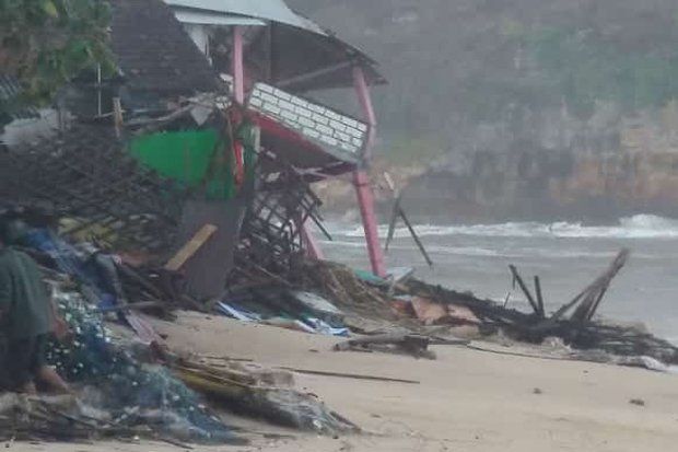 Gelombang 6 Meter Hantam Pantai Selatan Jawa, Bangunan Porak-Poranda