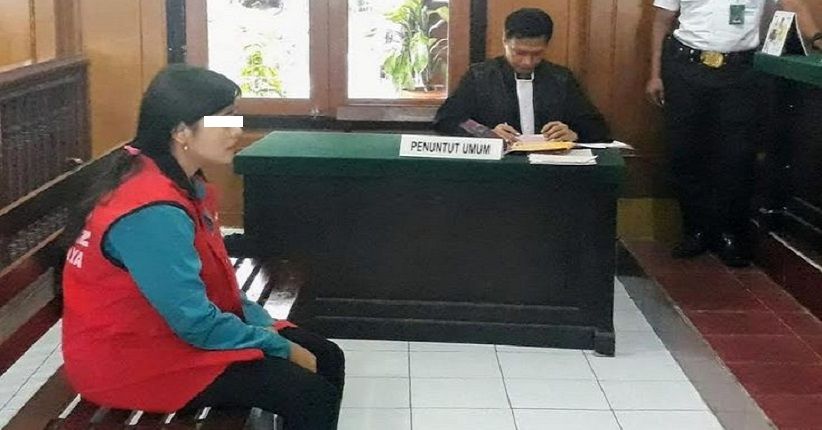 title Perempuan Penjaja Seks Threesome di Surabaya Divonis 2 Tahun Penjara Perempuan Penjaja Seks Threesome di Surabaya Divonis 2 Tahun Penjara