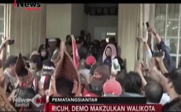Unjuk Rasa Pemakzulan Wali Kota Pematangsiantar Berakhir Ricuh