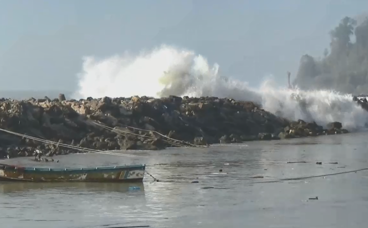 Digulung Gelombang Setinggi 6 Meter, Belasan Perahu di Pacitan Rusak