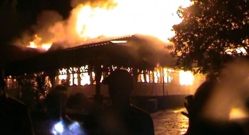 Tersambar Petir, Rumah Jabatan Bupati Sintang Ludes Terbakar