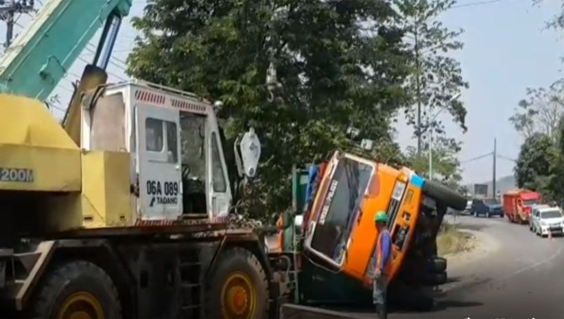 Truk Bermuatan Pipa Besi Terguling, Jalur Tegal-Purwokerto Macet Parah