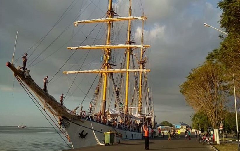 Lantamal VI Makassar Ajak Pelajar Naik KRI Dewaruci