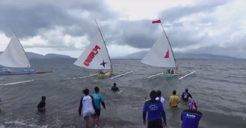 Tradisi Lomba Perahu Layar di Selat Bali, Peserta Tantang Ombak Tinggi