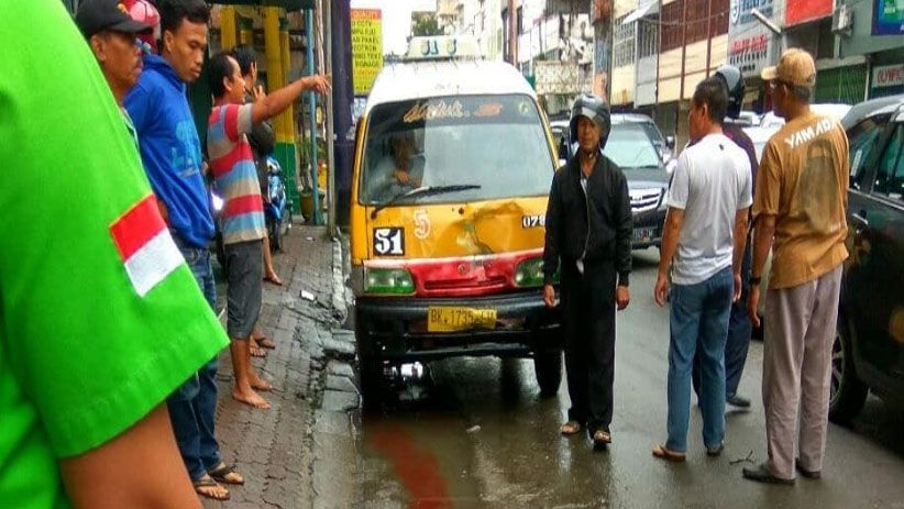 Angkot Tabrak Sepeda Motor di Medan akibat Rem Blong, 1 Orang Tewas