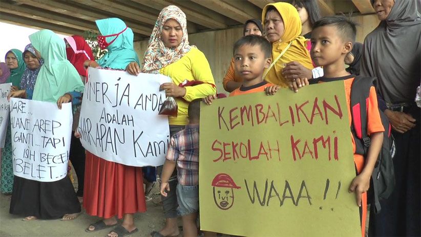 Warga Hadang Bupati Kendal Tuntut SD yang Tergusur Tol Dibangun Lagi