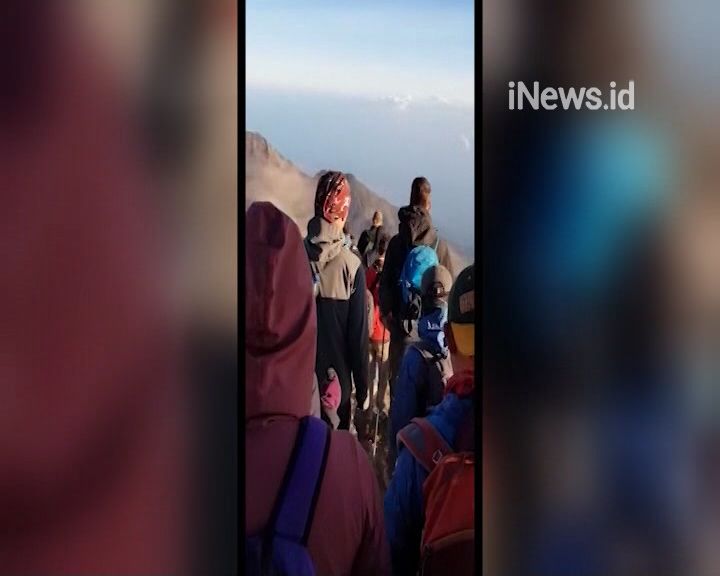 Tim Penyelamat Evakuasi 386 Pendaki yang Terjebak di Gunung Rinjani