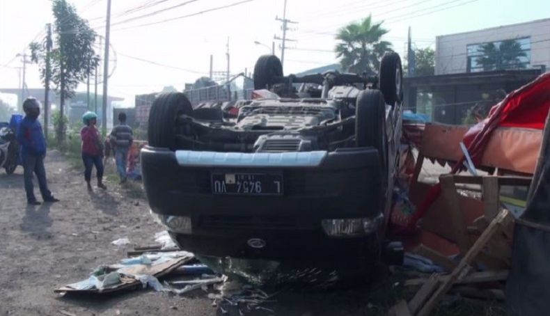 Hilang Kendali, Pikap Terguling dan Tabrak Warung di By Pass Mojokerto