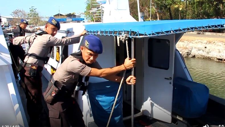 Kapal Terbalik Dihantam Ombak 4 Meter, 13 Nelayan Indramayu Hilang