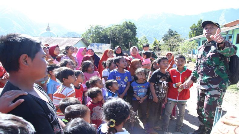 Tim Psikologi TNI Bantu Pulihkan Trauma Korban Gempa di Lombok Timur