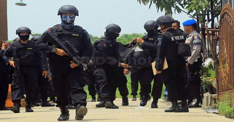 title Tewas saat Ditangkap Densus 88, Jenazah Terduga Teroris Dibawa ke RS Bhayangkara Semarang Tewas saat Ditangkap Densus 88, Jenazah Terduga Teroris Dibawa ke RS Bhayangkara Semarang