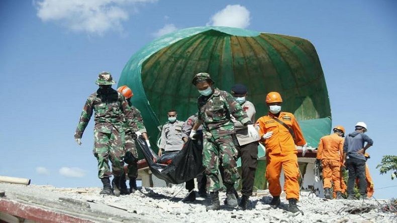 Foto-Foto TNI Bantu Evakuasi Korban Gempa Lombok di Reruntuhan Masjid