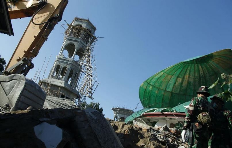 Puluhan Orang Masih Terjebak Masjid Roboh di Lombok, 1 Jamaah Selamat