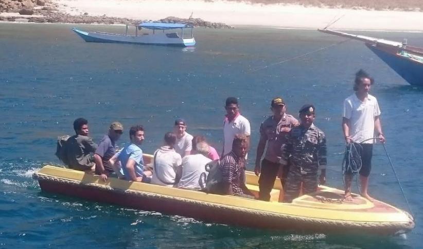 15 Wisatawan Asing Penumpang Kapal Terbakar Dievakuasi ke Labuhan Bajo