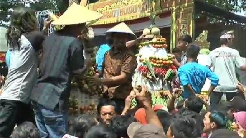 Ratusan Warga Ricuh dan Anak Menangis Terjepit karena Berebut Gunungan