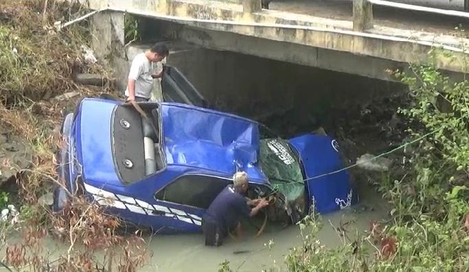 Mobil Sedan Tabrak Pembatas dan Masuk Sungai, 1 Tewas 2 Luka