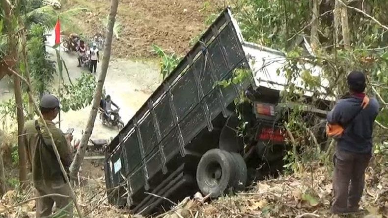 Truk Tebu Masuk Jurang Sedalam 20 Meter di Kulonprogo, Sopir Kritis