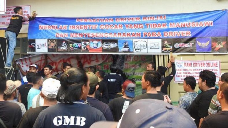 Unjuk Rasa, Ratusan Sopir Taksi Online Segel Kantor Aplikator di Medan