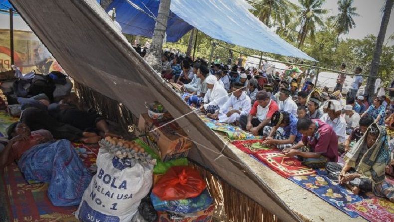 title Rumah Ibadah Rusak Pascagempa, Warga Lombok Salat Jumat di Pengungsian Rumah Ibadah Rusak Pascagempa, Warga Lombok Salat Jumat di Pengungsian