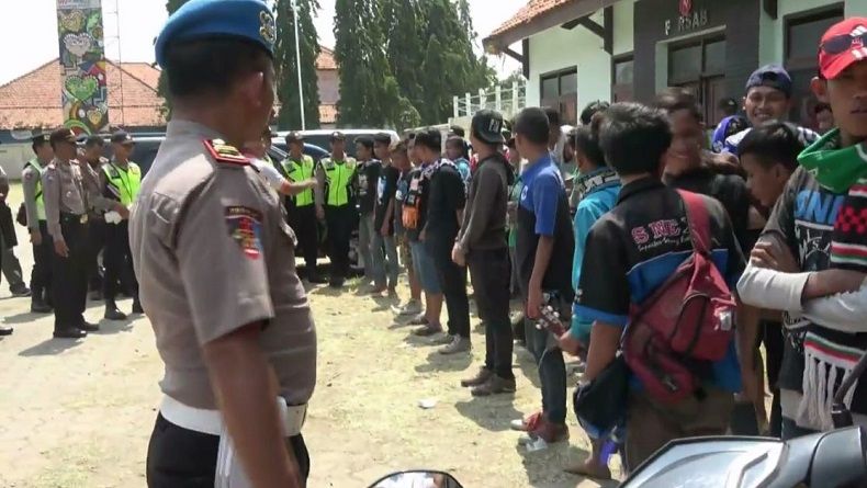 Ratusan Suporter PSIS Semarang Dipulangkan Paksa Polisi dari Brebes