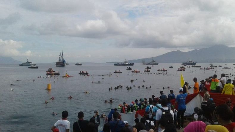 928 Perempuan Kibarkan Merah Putih Terpanjang di Bawah Laut Manado
