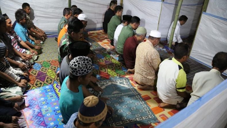 Jokowi Jadi Imam Salat di Tenda Pengungsi Gempa Lombok