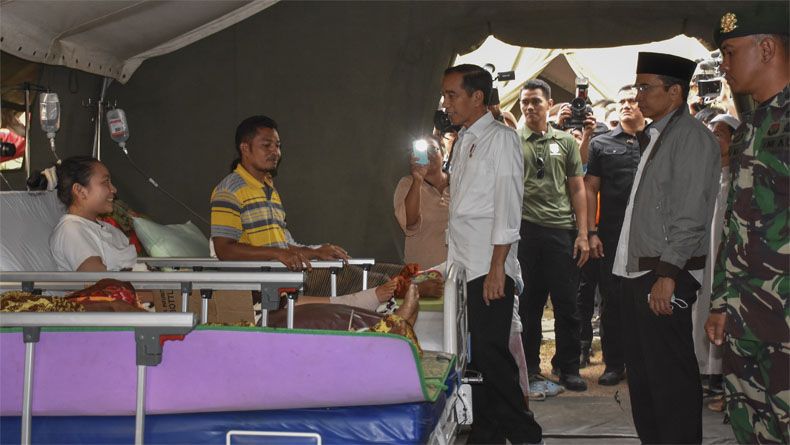 title Tinjau Lokasi Terparah Gempa Lombok, Jokowi Bagikan Sembako dan Buku Tinjau Lokasi Terparah Gempa Lombok, Jokowi Bagikan Sembako dan Buku