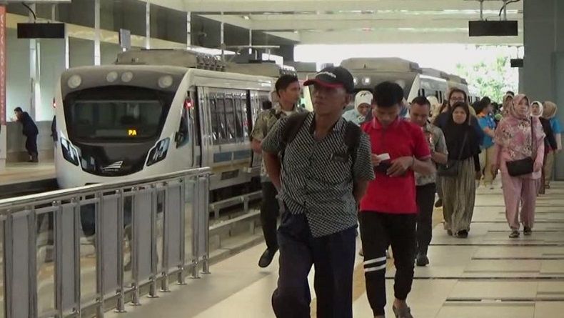 Warga Palembang Tetap Antusias Naik Kereta LRT