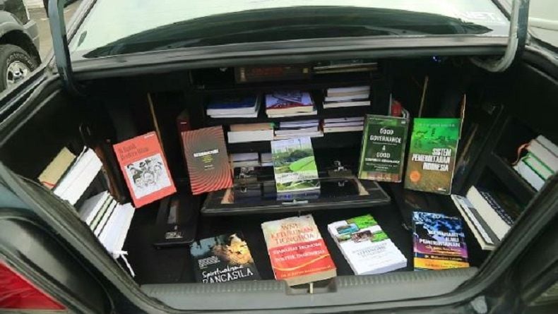 Dosen Fisip Unjani di Cimahi Ubah Mobil Pribadi Jadi Pustaka Keliling