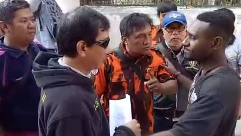 Bentrok Warnai Pemasangan Bendera Merah Putih di Asrama Mahasiswa