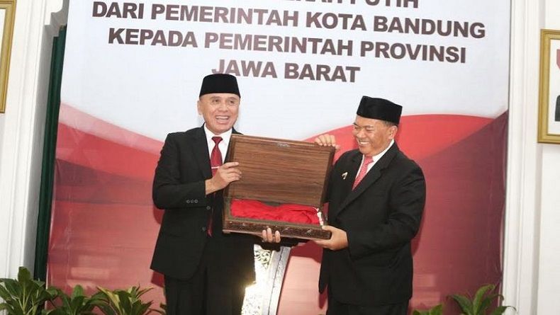 Pemkot Bandung Serahkan Duplikat Bendera Merah Putih ke Pemprov Jabar