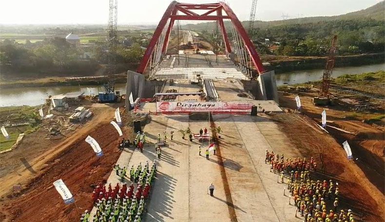 Pekerja Proyek Tol Batang Gelar Upacara di Jembatan Kalikutho