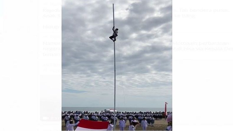 title Viral Aksi Siswa SMP Panjat Tiang saat Tali Bendera Putus di Belu NTT Viral Aksi Siswa SMP Panjat Tiang saat Tali Bendera Putus di Belu NTT