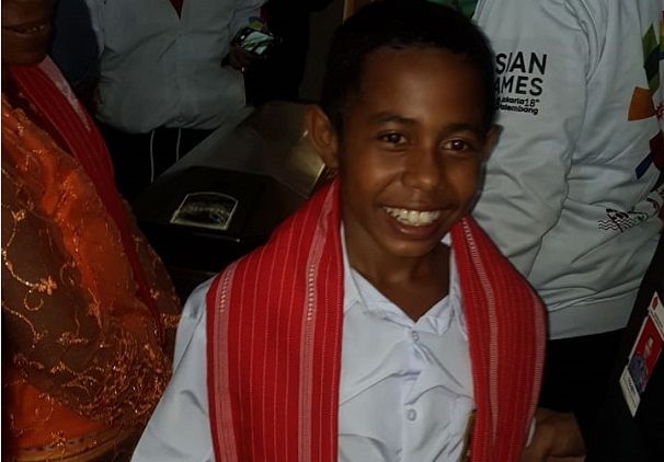 PLN Beri Beasiswa hingga S1 ke Joni Kalla Si Pemanjat Tiang Bendera