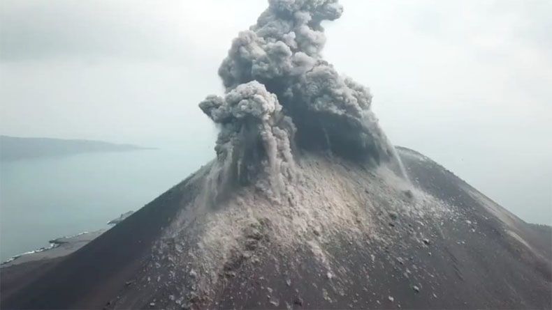 Gunung Anak Krakatau dalam Sehari Meletus 576 Kali, Status Waspada