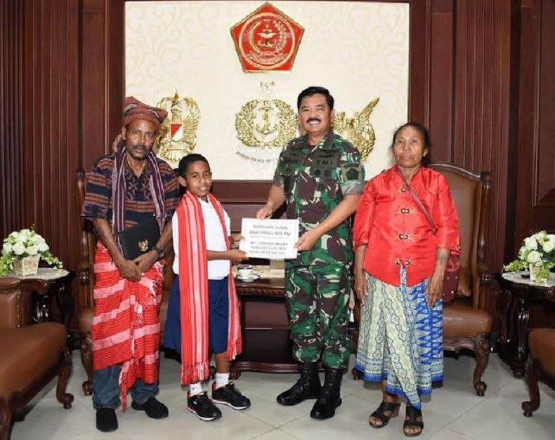 Panglima TNI Berikan Beasiswa kepada Joni Kala hingga Lulus SMA